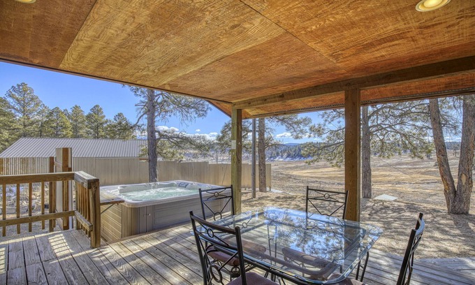 Pagosa Springs Cabina | See Fall's Changing Colors! Split Pine Cabin: Hot tub, Stunning Mountain Views, Near Downtown!