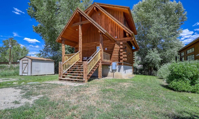 Pagosa Springs Cabina | See Fall's Changing Colors! Riverfront Cozy Cabin, Gas Fireplace, Pet-Friendly, Close to Downtown!