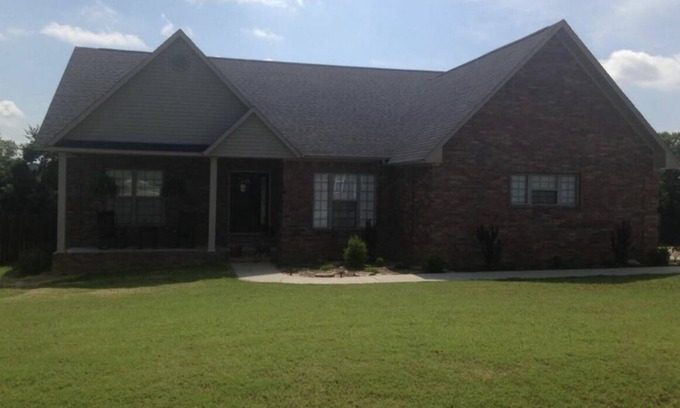 Russellville Casa | See the eclipse and all the area has to offer in comfort! Pet friendly!