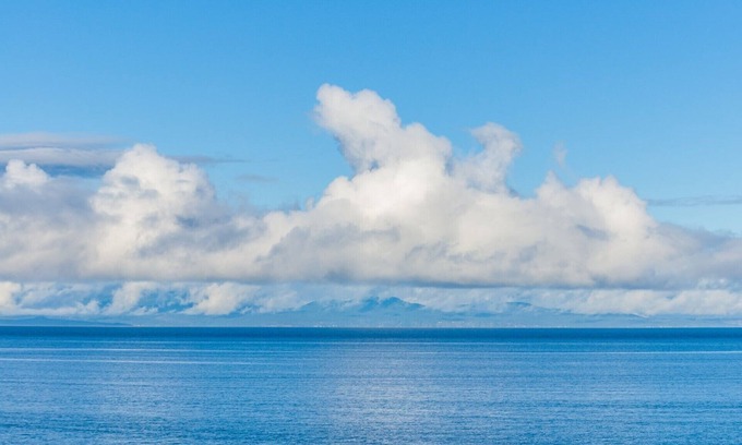Regional District of Nanaimo Apartamento | See the Sea! A beautiful, fully furnished, one bedroom, semi-oceanfront, suite!