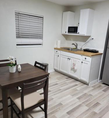 Bearss Plaza Apartamento | Seeing Busch Gardens from two apartments