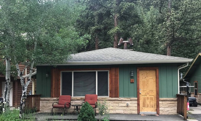 Estes Park Cabaña | Seeking a cozy escape in the heart of the Rockies? Look no further!