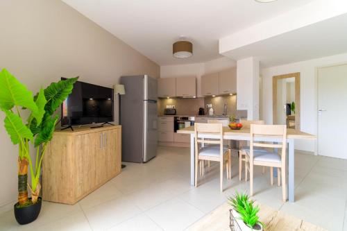 La Faviere Apartamento | SELECT'SOHOME - Résidence Le Poséidon - SELECT'soHOME - Appartement pour 6 personnes avec parking privé et piscine ! - POS36