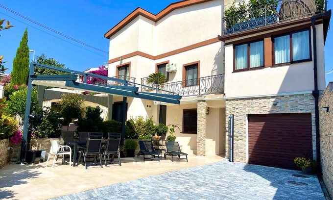 Susanj Casa | Selena