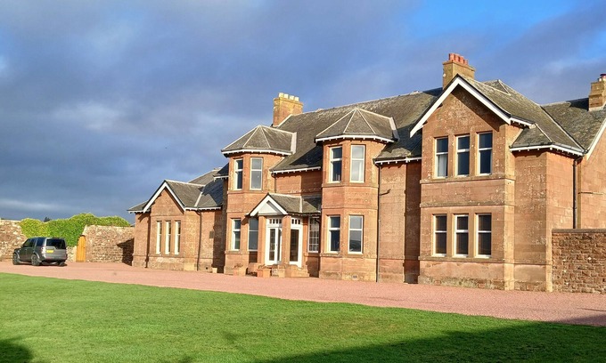 Prestwick Cama Y Desayuno | Self Catering Apartment (South Wing) at St Andrews House Prestwick sleeps 5