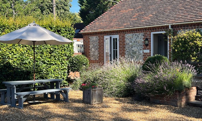 Winterbourne Earls Cabaña | Cottage de lujo a 10 minutos de Salisbury & Stonehenge con un fabuloso pub enfrente