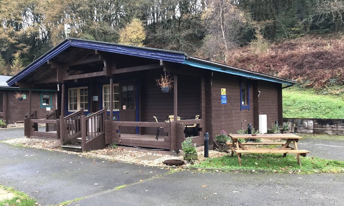 Ynysddu Cabina | Self Catering Holiday Lodge ubicado en 6 acres de ladera boscosa en el sur de Gales