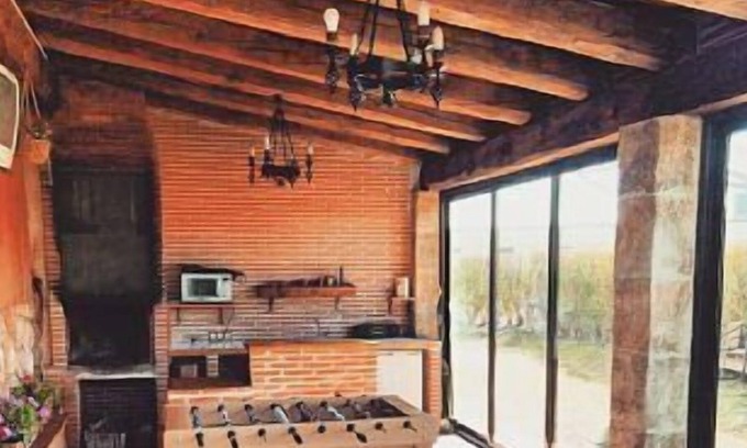 Villodrigo Cabaña | Casa rural con WiFi, chimenea, BBQ, merendero futbolín y jardín ideal grupos