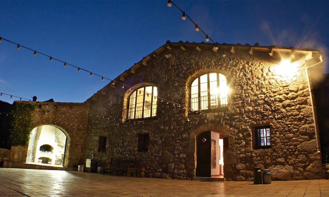 Lladurs Casa | La Pallera: Masía para 8 pax con piscina cubierta climatizada comunitaria