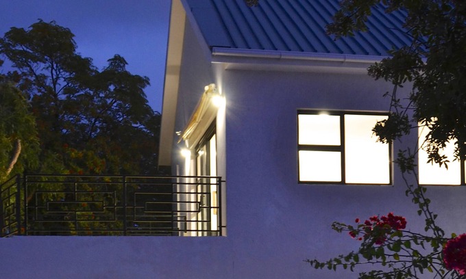 Stellenbosch Villa | Alojamiento de lujo independiente de 3 dormitorios ubicado en Villa Honeysuckle con piscina