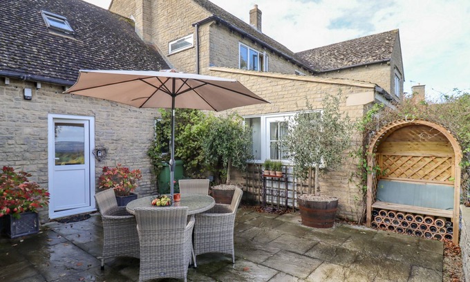 Cleeve Hill Cabaña | SELF CONTAINED ANNEX, romantic, with a garden in Winchcombe