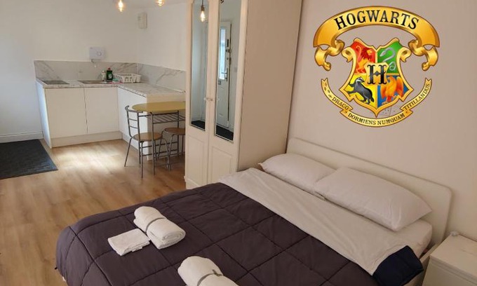 Watford Apartamento | Self Contained, Double Bed Studio, private kitchen, private Bath, Walking distance to Harry Potter