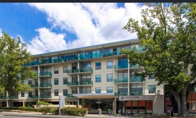 Launceston CBD Apartamento | Self contained in city with on site restaurant, gym & parking