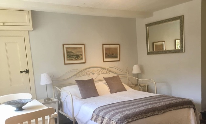 Chillington Apartamento | Self contained studio, Stancombe Manor Estate, shared facilities, indoor pool