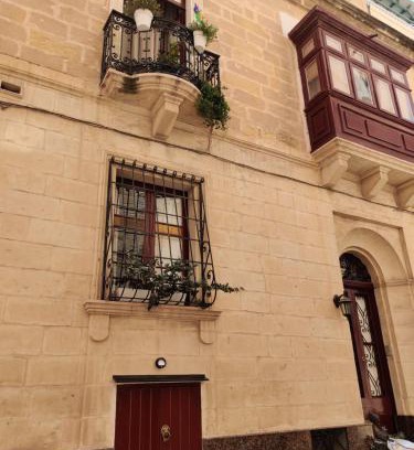 Senglea Apartamento | Semi-basement, cosy apartment interconnected to our residence a traditional Maltese townhouse