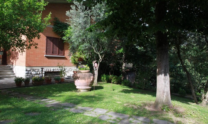 Lucignano Casa | La mitad de la casa con piscina comunitaria y jardín.
