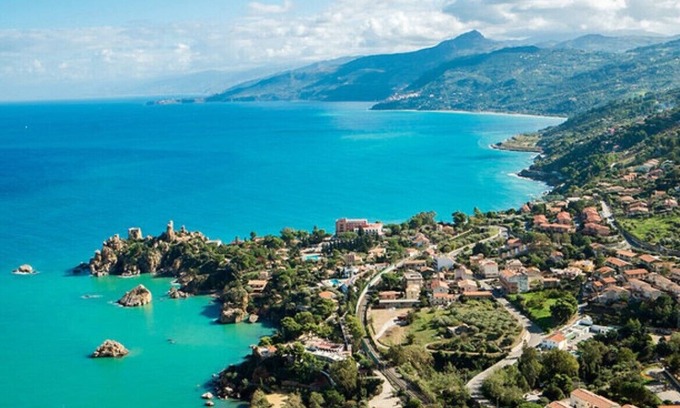 Mazzaforno Villa | Villa adosada con piscina, a 600 metros de una playa de arena.