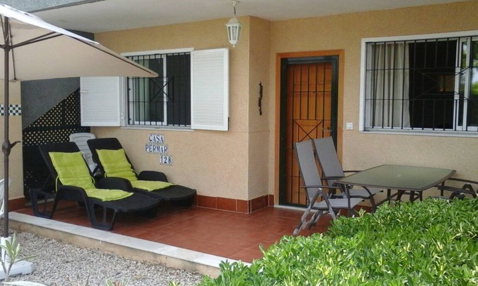 Los Arenales del Sol Casa | Bungalow con jardín + piscina cerca playa, WIFI fibra + garage. We Speak English