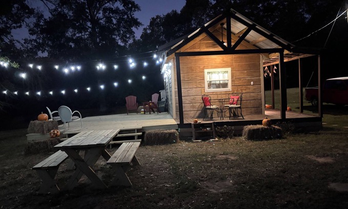 Tyler Cabina | Semi secluded small house with loft. Near I-20 between Dallas and Shreveport.