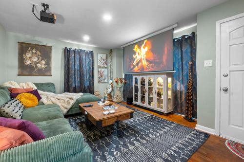 Cape Girardeau Casa | SEMO Redhawks Campus Home with Hot Tub