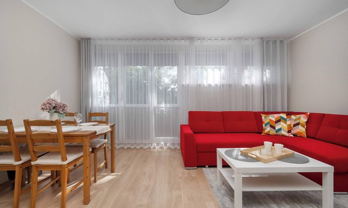 Srodmiescie Apartamento | Sempołowskiej 68 Wrocław | Red Apartment with Desk for Remote Work