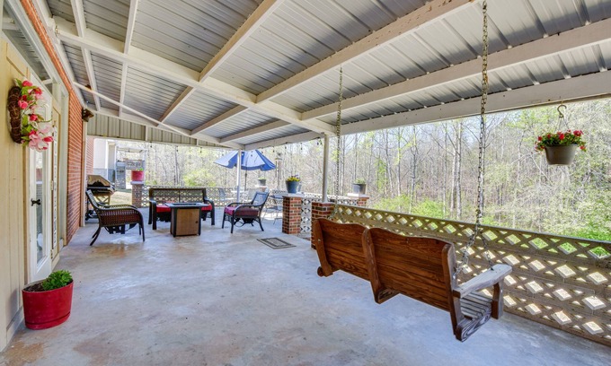 Seneca Apartamento | Seneca Abode w/ Furnished Deck < 10 Mi to Clemson!