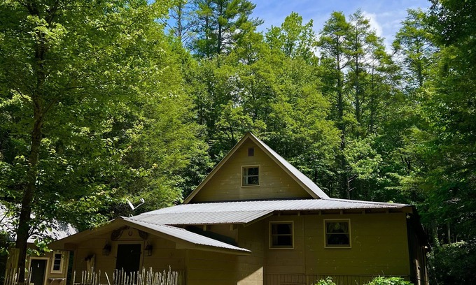 Tellico Plains Cabaña | Seneca Cottage is nestled in the Cherokee National Forest