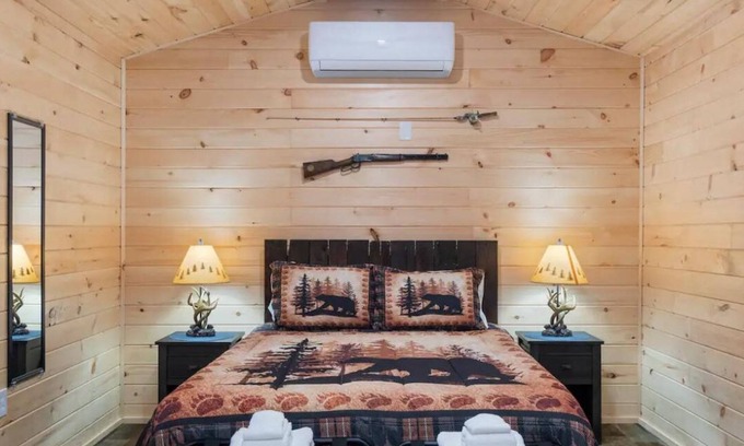 Geneva Cabina | Seneca Hideaway/Rustic Hunter’s cabin/Hot Tub