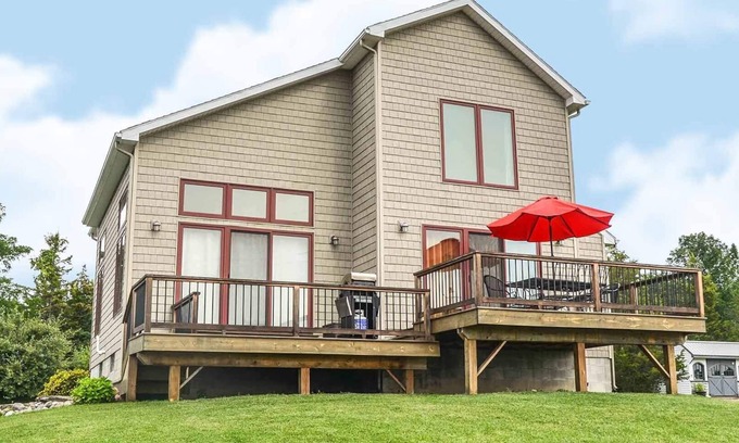 Oaks Corners Cabaña | Seneca Knoll: "Hermosa casa personalizada con vistas al lago Seneca"