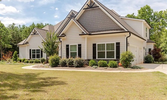 Senoia Casa | Senoia luxury Secluded Home w/ Master on Main