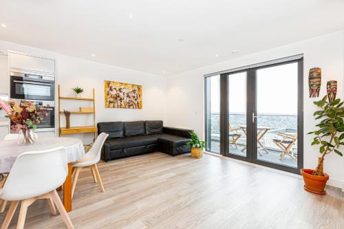 Wandsworth Apartamento | Sensational 2BR wViews & Balcony in Wandsworth
