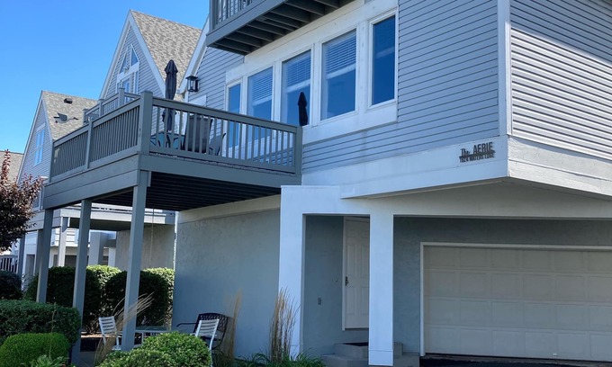 Port Clinton Casa | Sensational Lakefront Beach House - 4 bed / 3 bath w/ heated pool and hot tub