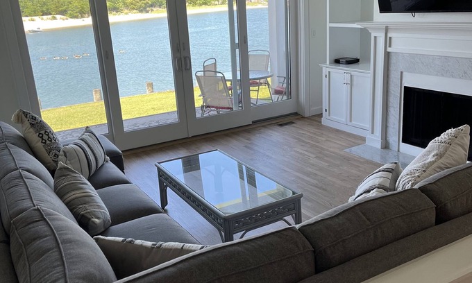 Greenport Condominio | Sensational, newly remodeled waterfront Greenport condo