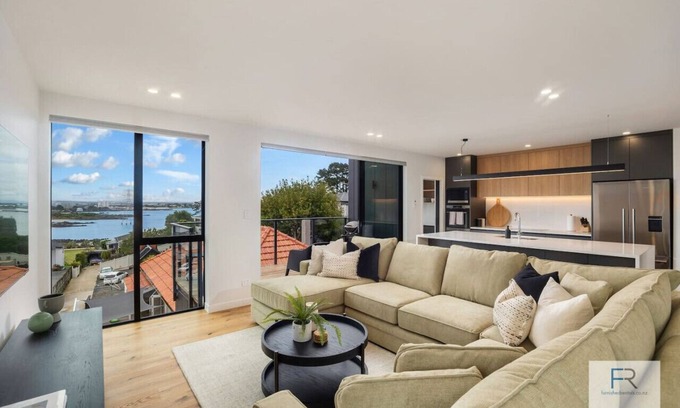 Hillsborough Casa | Sensational Seaview Home