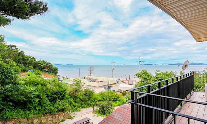 Ganghwa Casa | Seokmodo Beach White House Pension