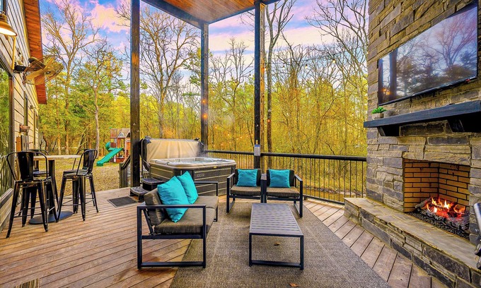 Hochatown Cabina | 2 King Suites | Playset, Hot Tub & Games