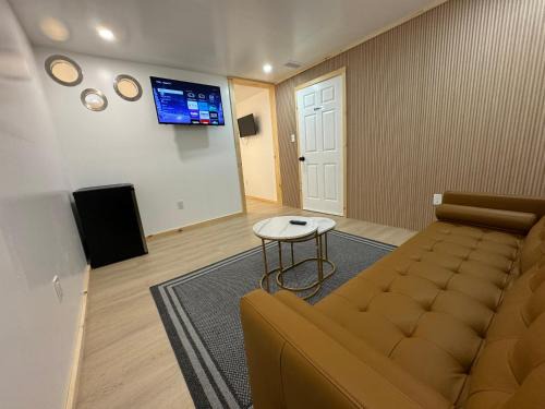 Ottawa Division Apartamento | Separate, Big living room, bedroom, and private bathroom
