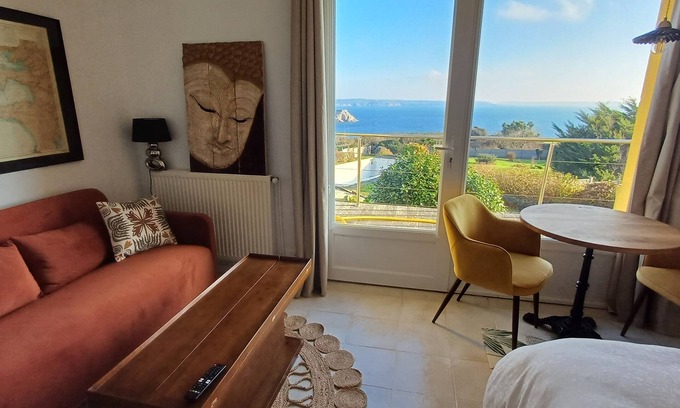 Plougonvelin Cama Y Desayuno | Separate room with sea view