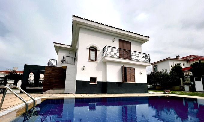 Yenisehir Apartamento | Separate Villa with Pool and Garden in Lefkosa