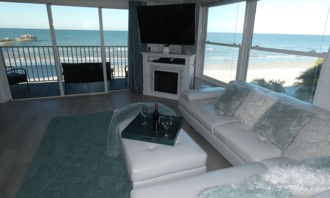 Redington Shores Condominio | Hermosa unidad de esquina frente a la playa de 2 camas / 2 baños con jacuzzi y electricidad FP.