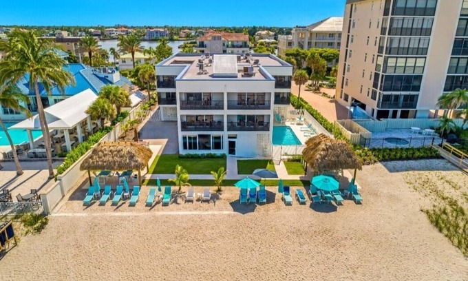 Vanderbilt Beach Condominio | Sept 27-Oct4 ONLY. Vanderbilt Beach Naples FL. Walk to The Turtle Club.