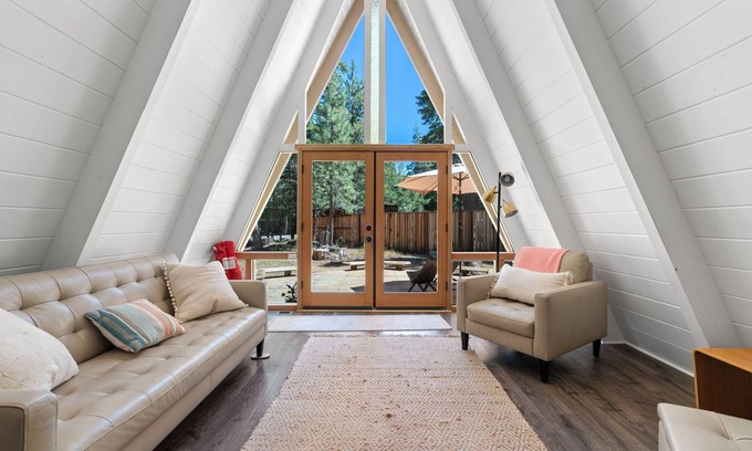 Tahoma Chalet De Esquí | Star Chalet :: 2 bed & 1 Lux bath :: Near Lake, Homewood + Rubicon