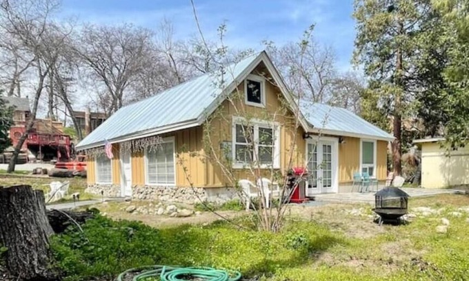 California Hot Springs Cabaña | Sequoias Creekside/Vintage Yellow Cottage