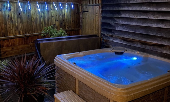 Leominster Cabaña | Serafina cottage with hot tub