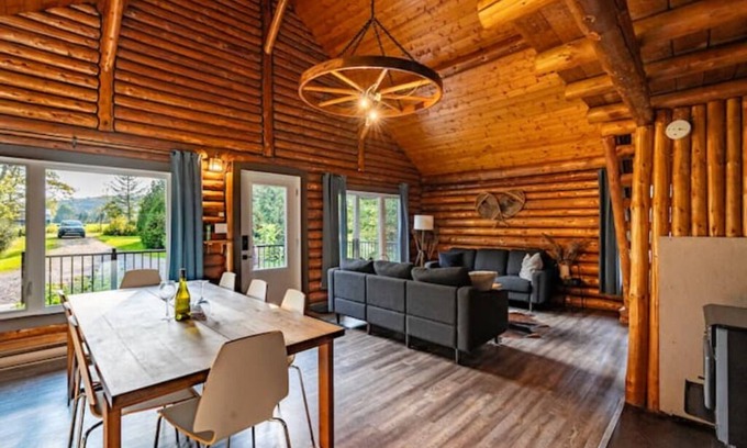 Saint-Leonard-de-Portneuf Cabina | Serene Log Getaway Near Trails w/ Outdoor Hot Tub