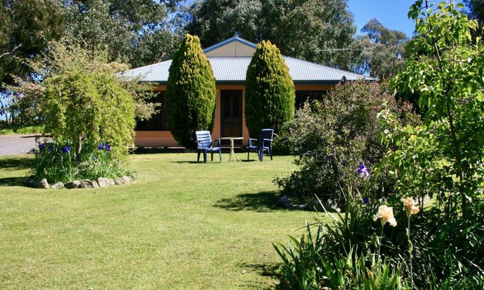 Wooragee Casa | Serena Cottages Beechworth - Your Country Getaway - 2