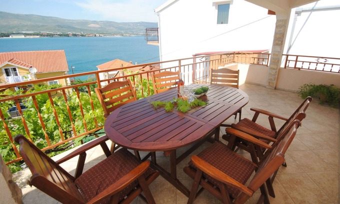 Arbanija Apartamento | Apartamento Serenata con vista a la bahía.