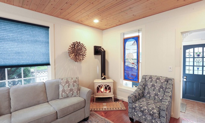 Seaview Casa | Serendipity- A Historical 1882 Beach Cottage, Built in 1882 Historical 2 bedroom home, Fireplace, An