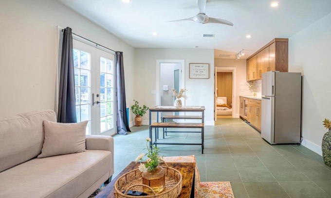 Sherman Oaks Casa | Serene 1 bed guest house with patio sleeps 6