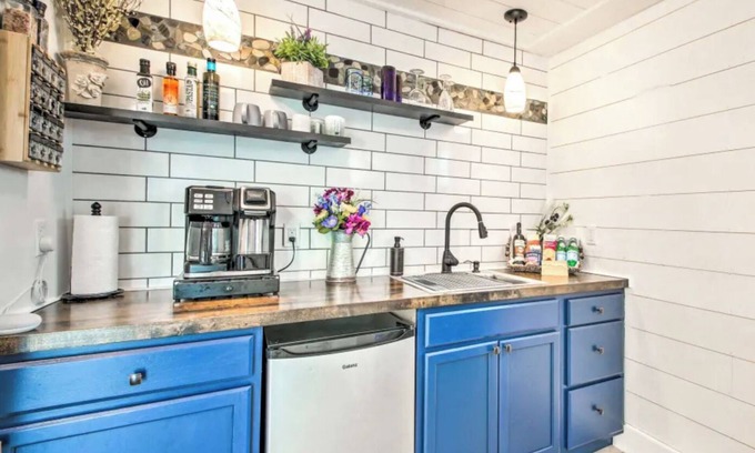 Bath Casa | "Serene 1 Bedroom with River View, Gardens, and Private Amenities, Near Town"